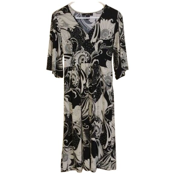 Style & Co. Dresses & Skirts - Style & Co. Cream & Black V-neck Dress